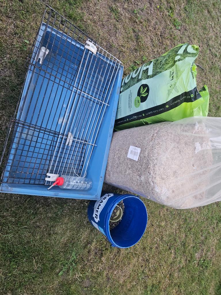 Kooi met allerlei spullen, Dieren en Toebehoren, Ophalen, Voerbakje