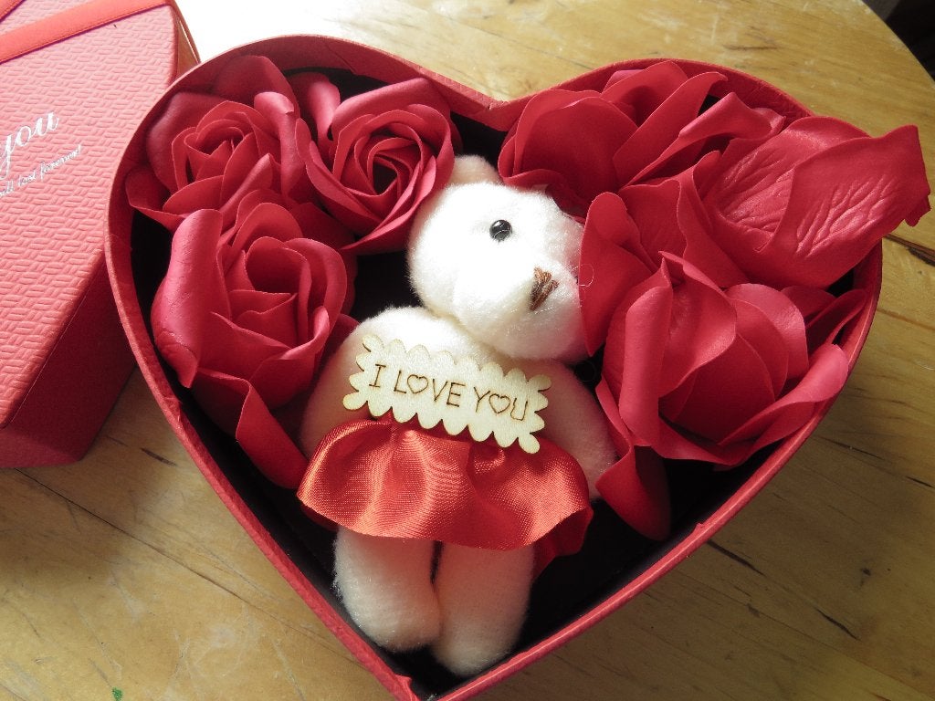 romantische hartjesdoos beertje i love you omringt met rozen, Verzamelen, Beren en Cherished Teddies, Ophalen of Verzenden, Zo goed als nieuw