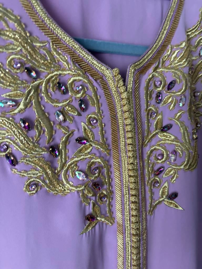 Prachtige paarse meisjes kaftan met goud borduurwerk, Ophalen of Verzenden, Zo goed als nieuw, Meisje