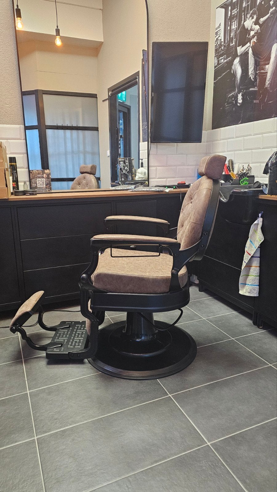 Vintage kappersstoel / barbierstoel, Ophalen, Barber stoel, Bruin, Metaal