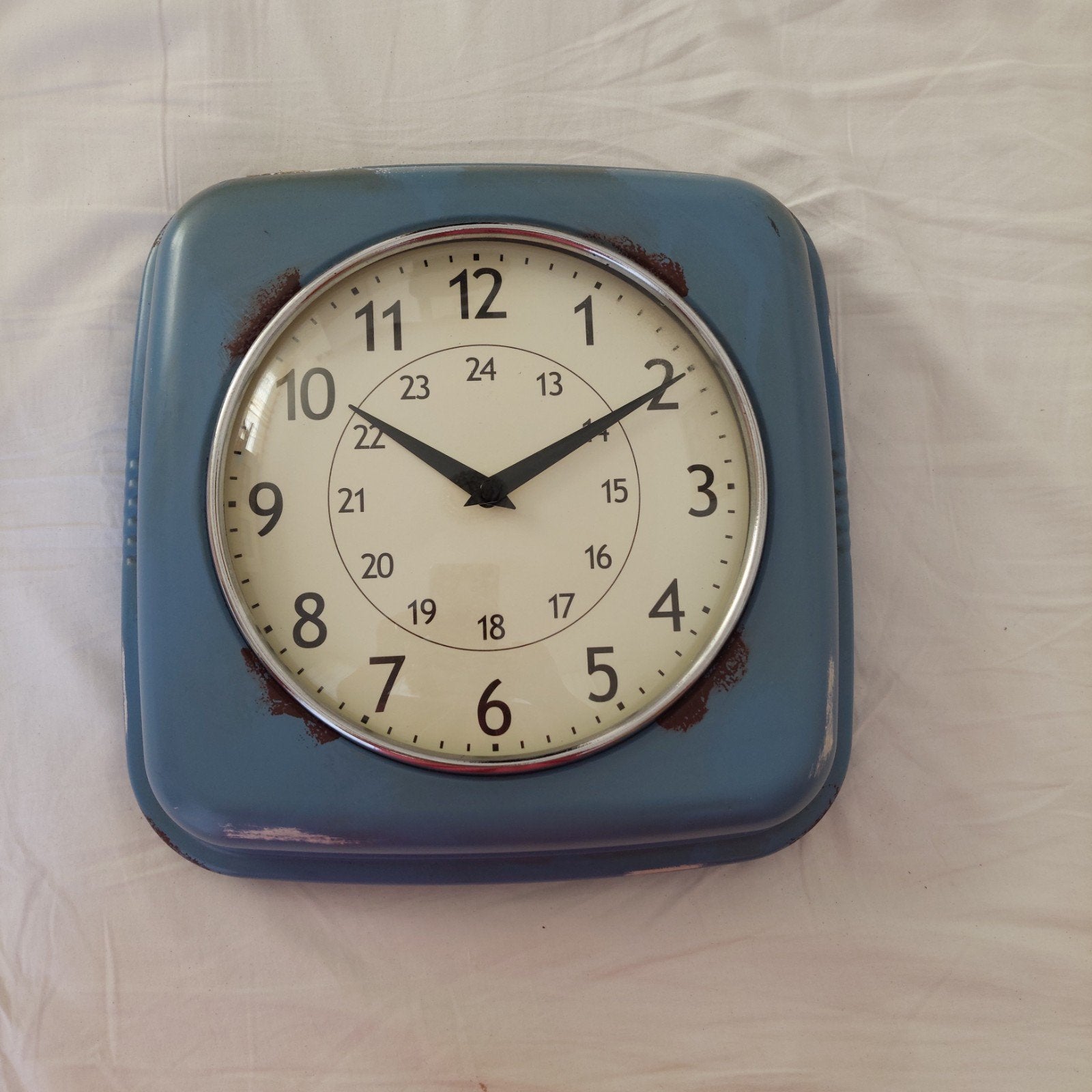 Blauw metalen retro klok met cijferplaat, Ophalen of Verzenden, Wandklok