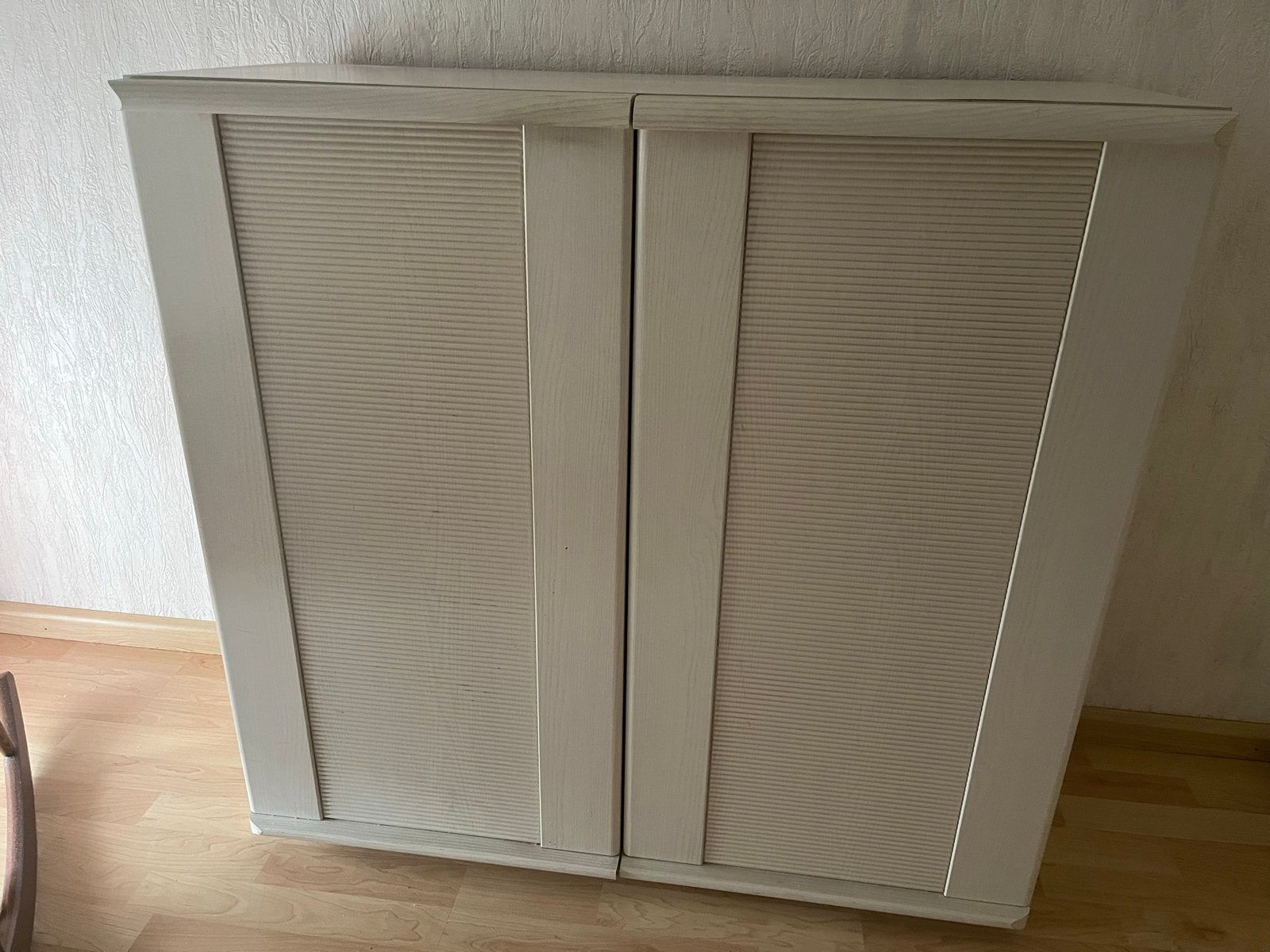 Crèmekleurige kast met jaloeziedeur, Ophalen, Gebruikt