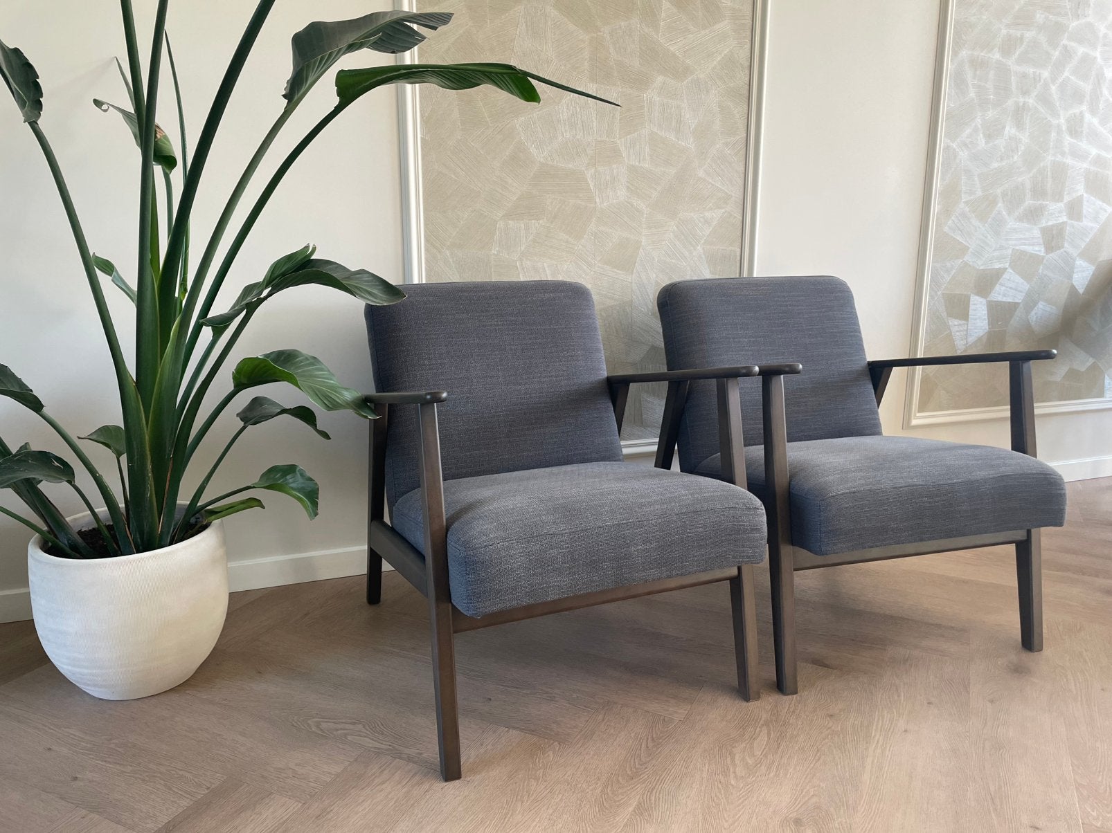 2 x IKEA EKENÄSET fauteuil grijsblauw met walnoot, Huis en Inrichting, Ophalen, Hout, Retro scandinavisch, 75 tot 100 cm