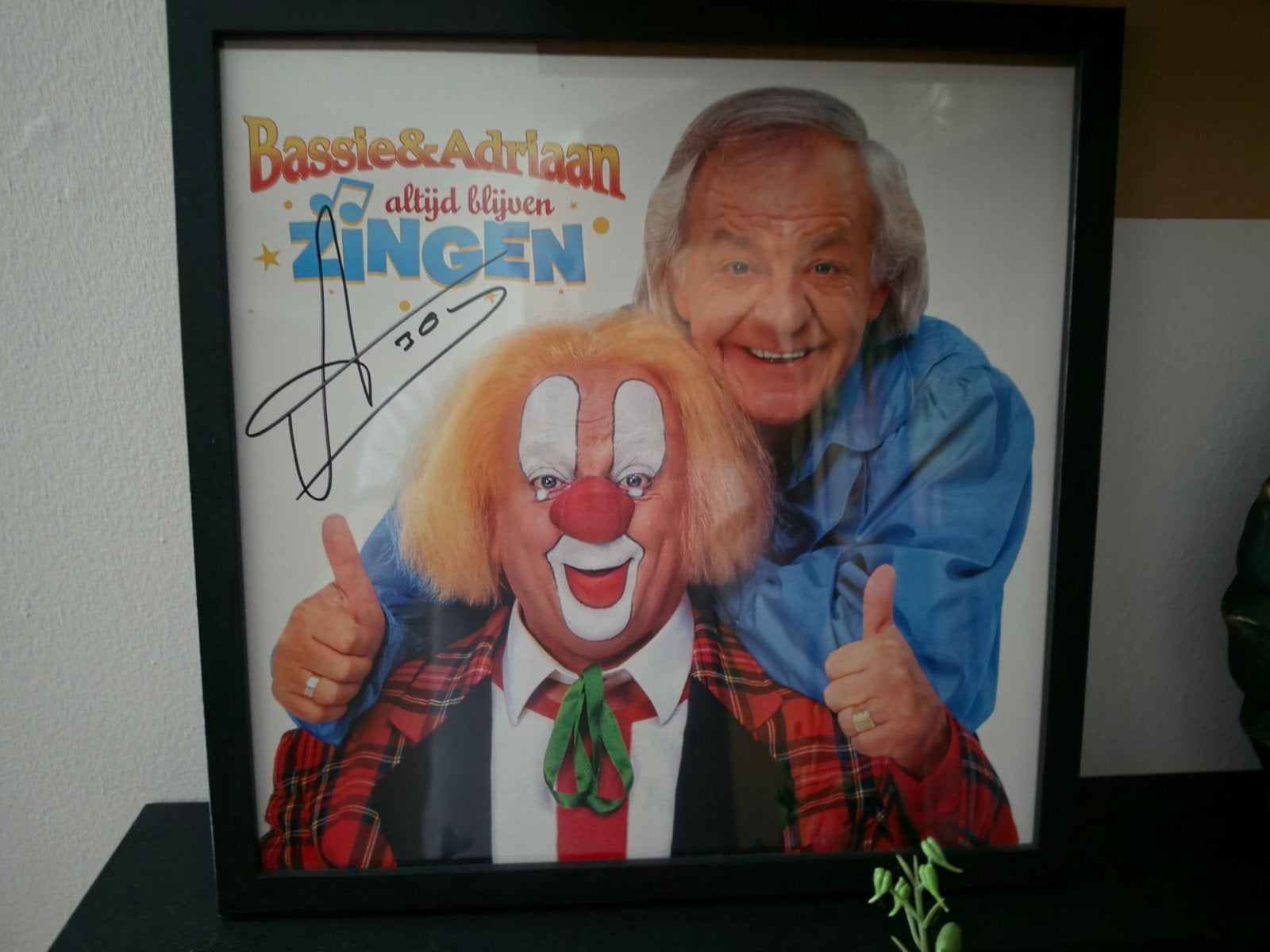 Gesigneerde en ingelijste LP Bassie en Adriaan, Ophalen of Verzenden, Nieuw, A1 t/m A3, Film en Tv