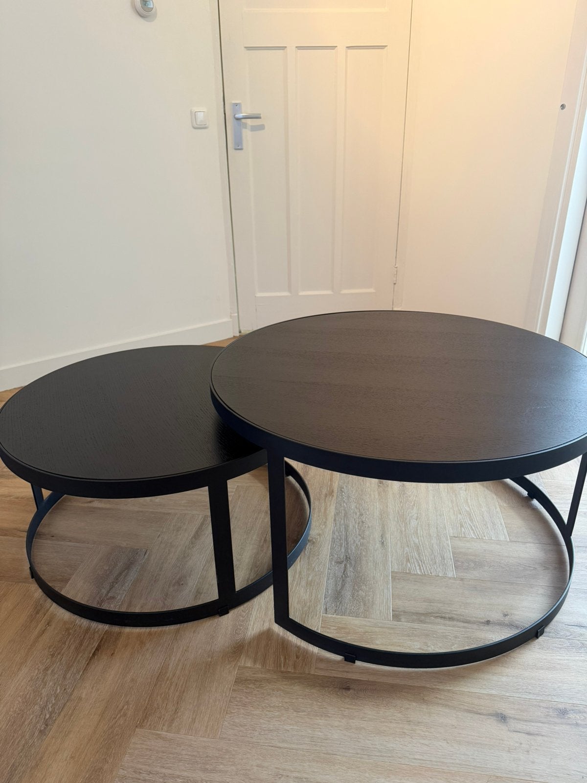 Set van 2 zwarte ronde salontafels