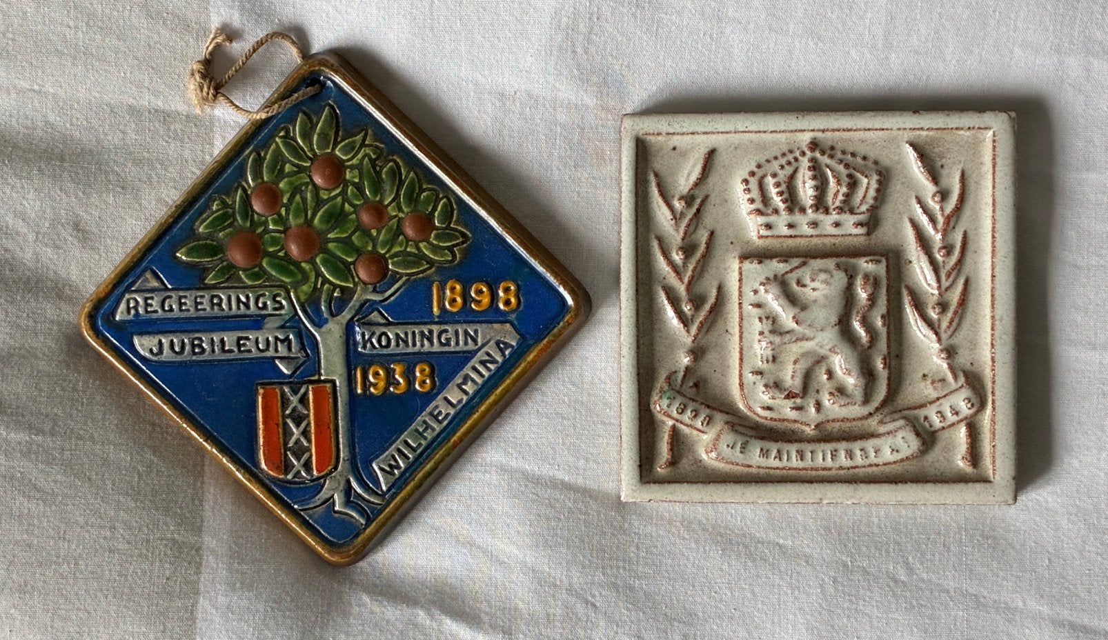 2 Antieke Herdenkingstegels – Wilhelmina 1938 & Rijkswapen, Ophalen of Verzenden