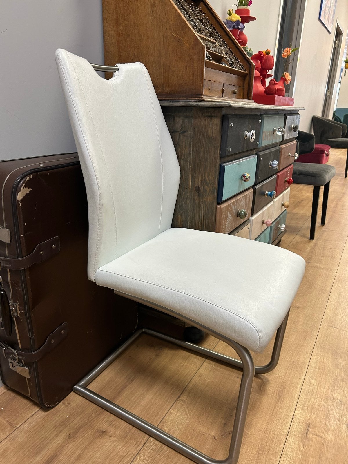 Set van 2 witte PU leren stoelen met stalen frame - Vesta, Huis en Inrichting, Twee, Wit, Leer, Ophalen of Verzenden