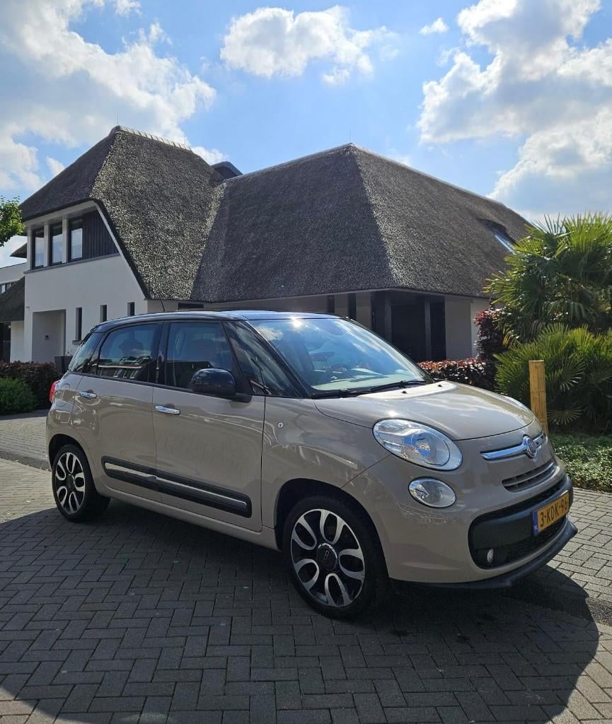 ZÉÉR COMPLETE Fiat 500L Beige/Zwart Panorama dak 0.9 Twinair, Leder en Stof, Beige, Origineel Nederlands, Handgeschakeld