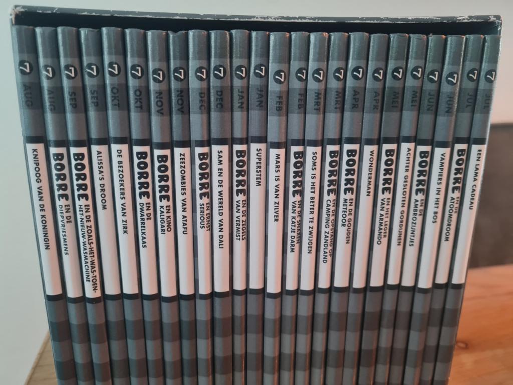 Borre Leesclub complete set groep 7 - 24 boekjes in cassette, Ophalen, Zo goed als nieuw, Jeroen Hoogerwerf, Fictie algemeen