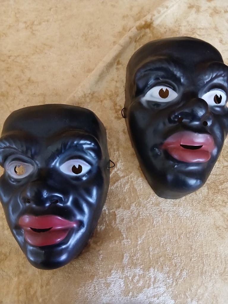 2 Oude Plastic Maskers - Fragiel met Kleine Scheurtjes, Zwart, Gebruikt, Overige thema's, Overige typen