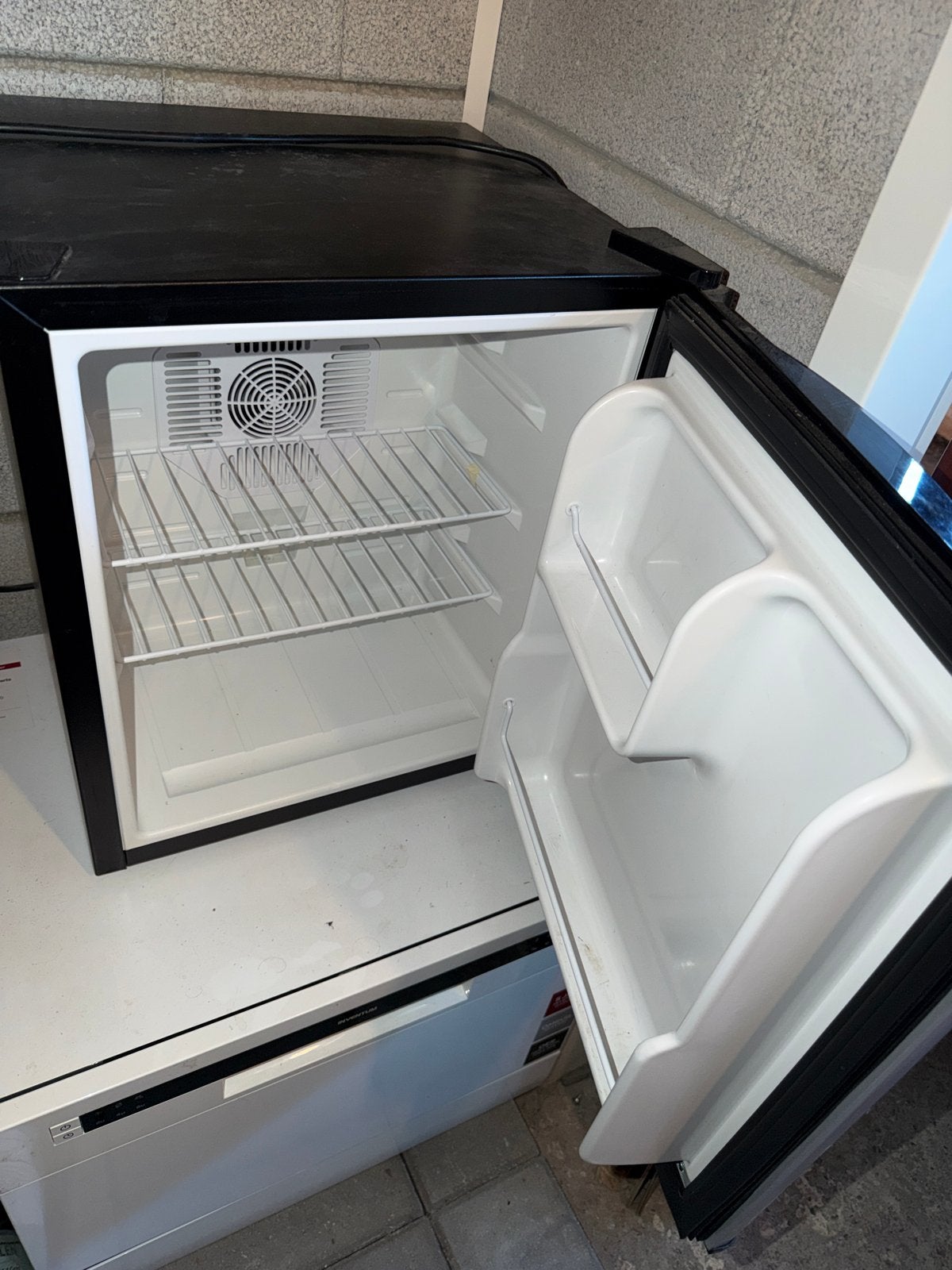 Compacte mini koelkast - Ideaal voor kleine ruimtes, Ophalen, Minder dan 75 liter, Zonder vriesvak, Gebruikt