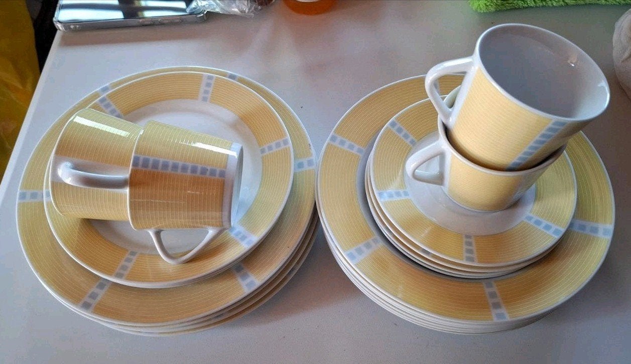 Servies set met borden en kopjes, geel met blauw, Overige merken, Keramiek, Ophalen of Verzenden, Zo goed als nieuw