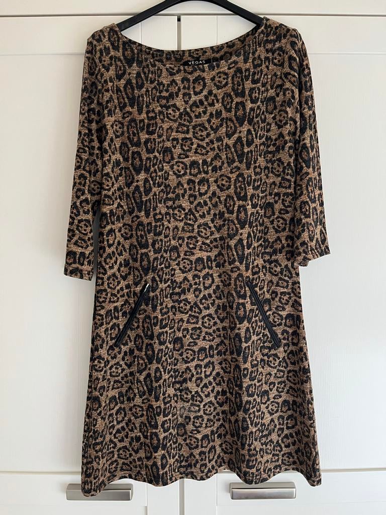 Vegas jurk met luipaardprint - Maat S, Kleding | Dames, Jurken, Gedragen, Maat 36 (S), Bruin, Boven de knie, Ophalen of Verzenden