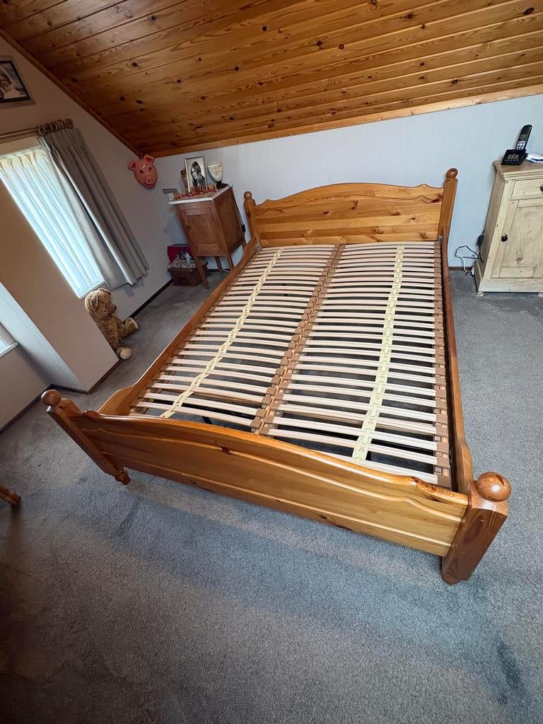 Massief grenen bed maat 140 x200 met 2 lattenbodems, Huis en Inrichting, Slaapkamer | Bedden, Tweepersoons, Zo goed als nieuw