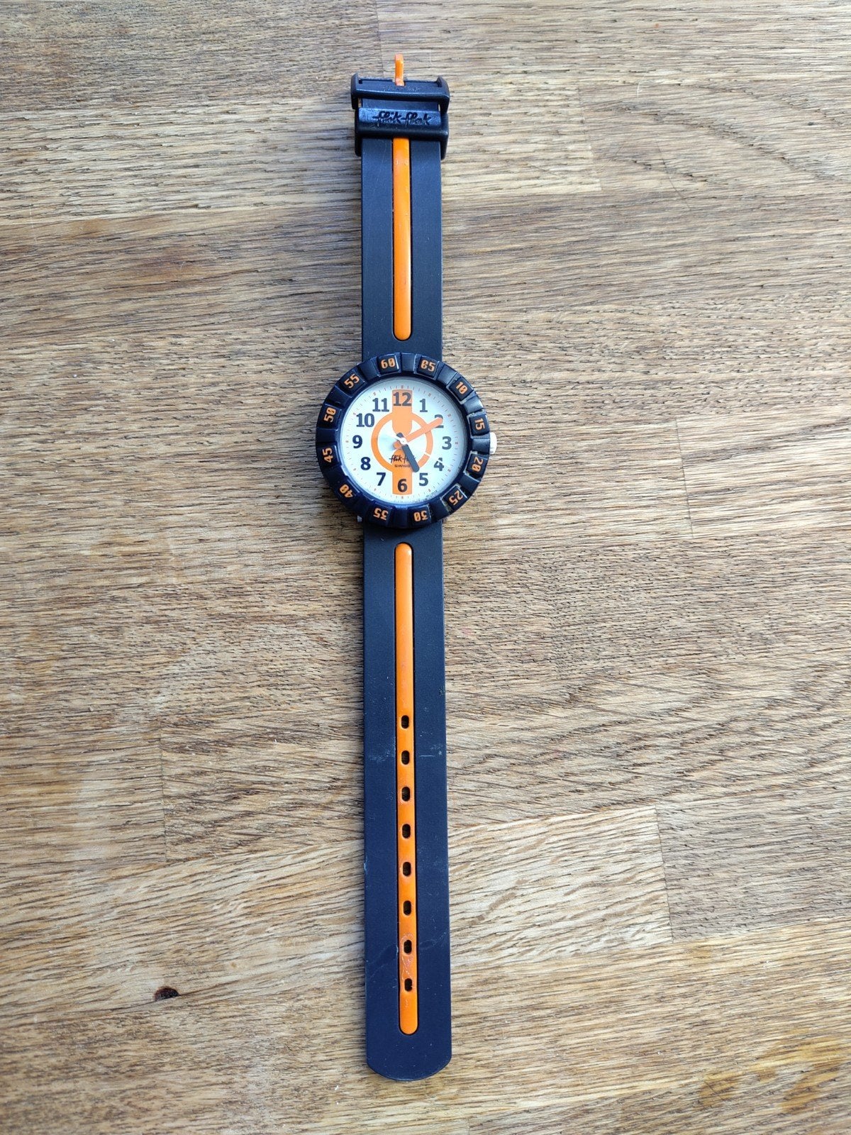 Leuk kinderhorloge, zwart met oranje accenten, Ophalen of Verzenden, Gebruikt, Zwart, Jongen of Meisje