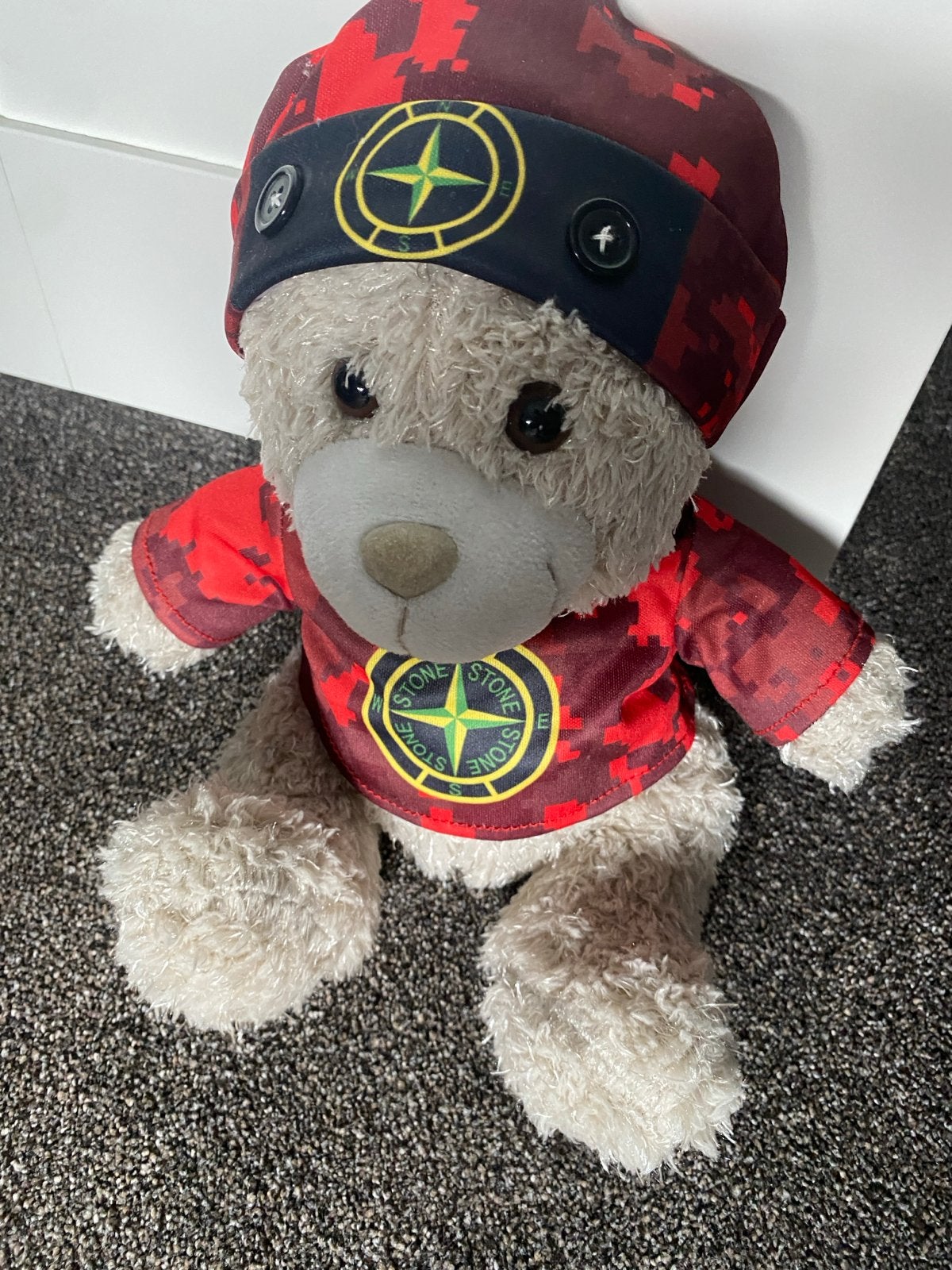 Kermis Beertje - Knuffelbeer met Stone Island kleding, Beer, Ophalen of Verzenden, Zo goed als nieuw, Middelgroot (20 tot 80 cm)