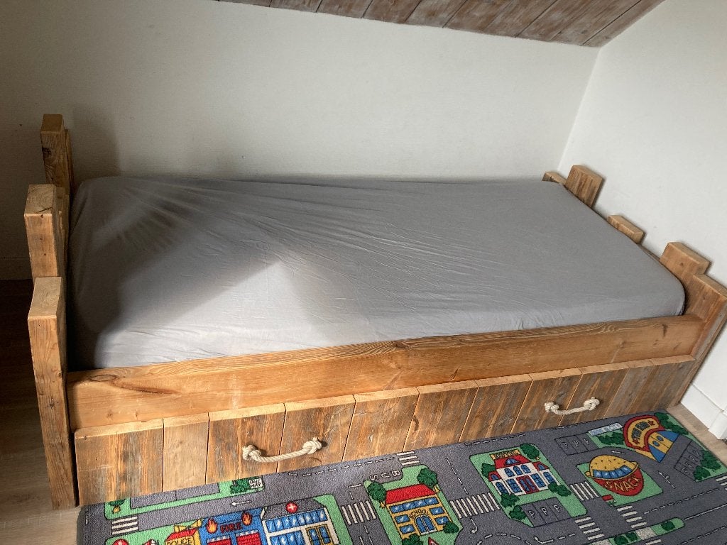 Eenpersoons bed massief hout met onderschuifbed, Ophalen, 90 cm, 210 cm, Zo goed als nieuw