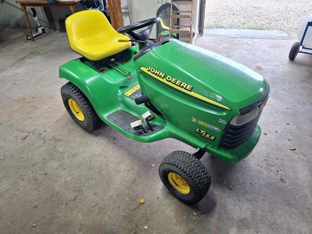 John Deere LT155 Zitmaaier - Loop of sloop, Tuin en Terras, Cirkelmaaier, Gebruikt, Benzine-grasmaaier, 50 cm of meer