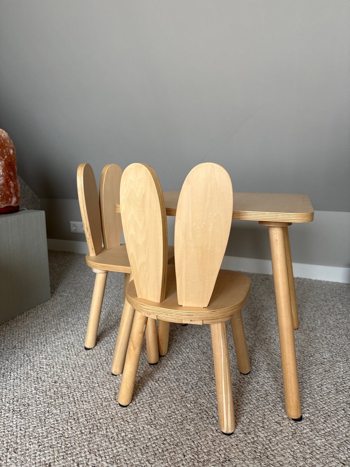 Kinder tafel en stoeltjes (konijn) - Petite Amelie, Kinderen en Baby's, Ophalen, Gebruikt, Tafel(s) en Stoel(en)