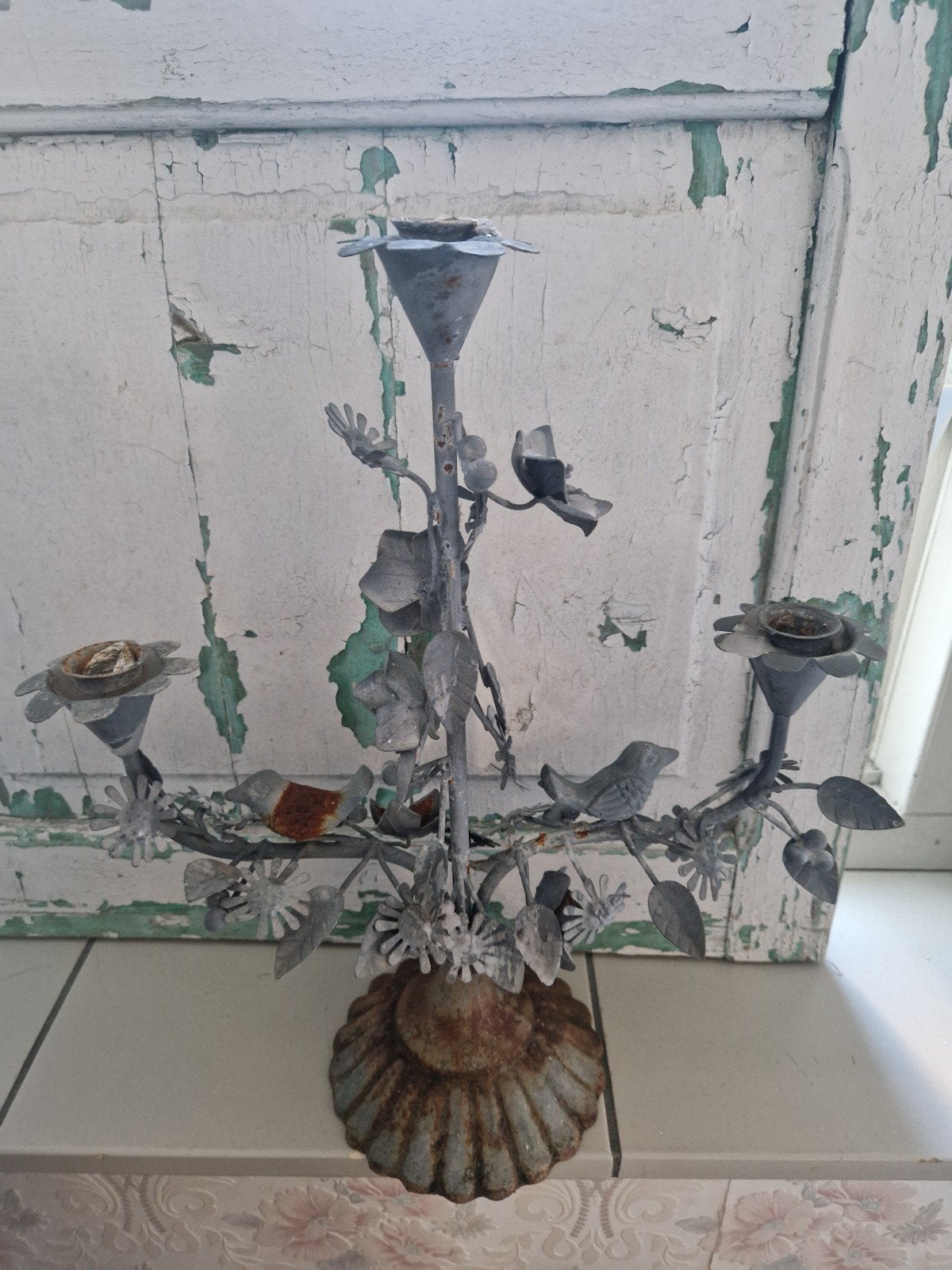 Oude zinken ( vrede ) kandelaar met bloemen en vogels, Ophalen of Verzenden, Koper of Brons
