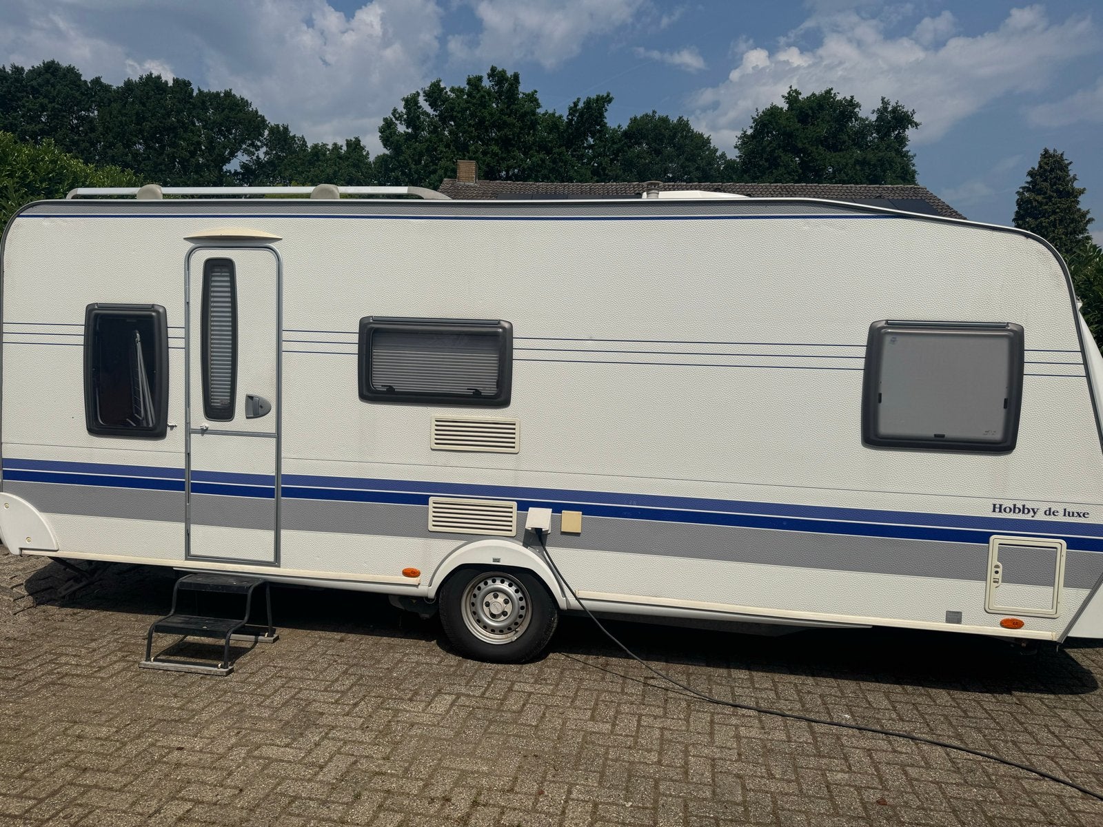 Hobby de Luxe KMFe caravan met voortent, airco en stapelbed, Caravans en Kamperen, Rondzit, Hobby, 7 tot 8 meter, 1250 - 1500 kg