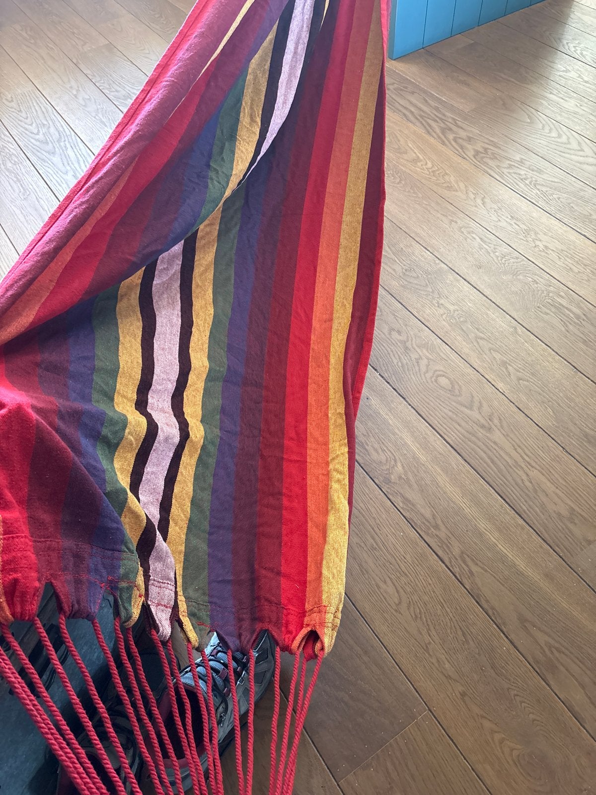 Kleurrijke hangmat met bevestigingsmateriaal, Ophalen of Verzenden, Gebruikt, Meerpersoons, Binnen
