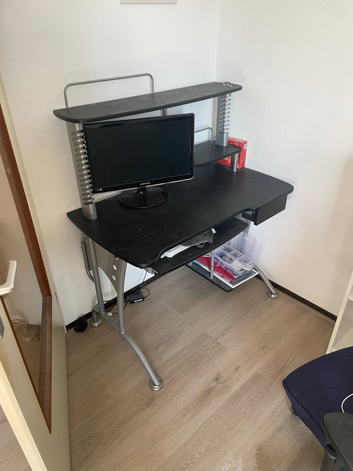Zwart computerbureau met opbergruimte, Ophalen, Gebruikt, Computerbureau, Opbergruimte