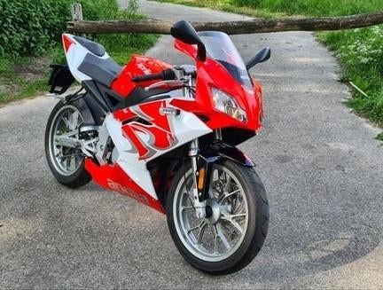 Aprilia RS50 Fluo Red origineel 6500km schakelbrommer bj '08, Fietsen en Brommers, Brommers | Overige merken, Zo goed als nieuw