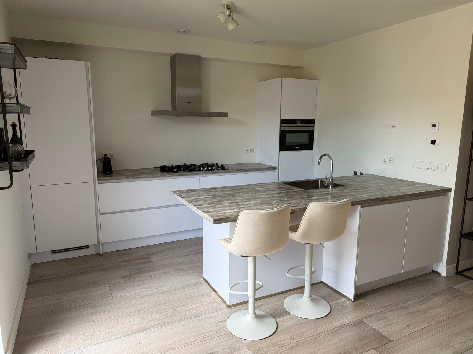 Moderne keuken met eiland en inbouwapparatuur, Huis en Inrichting, Ophalen of Verzenden, Zo goed als nieuw, Wit, Greeploos