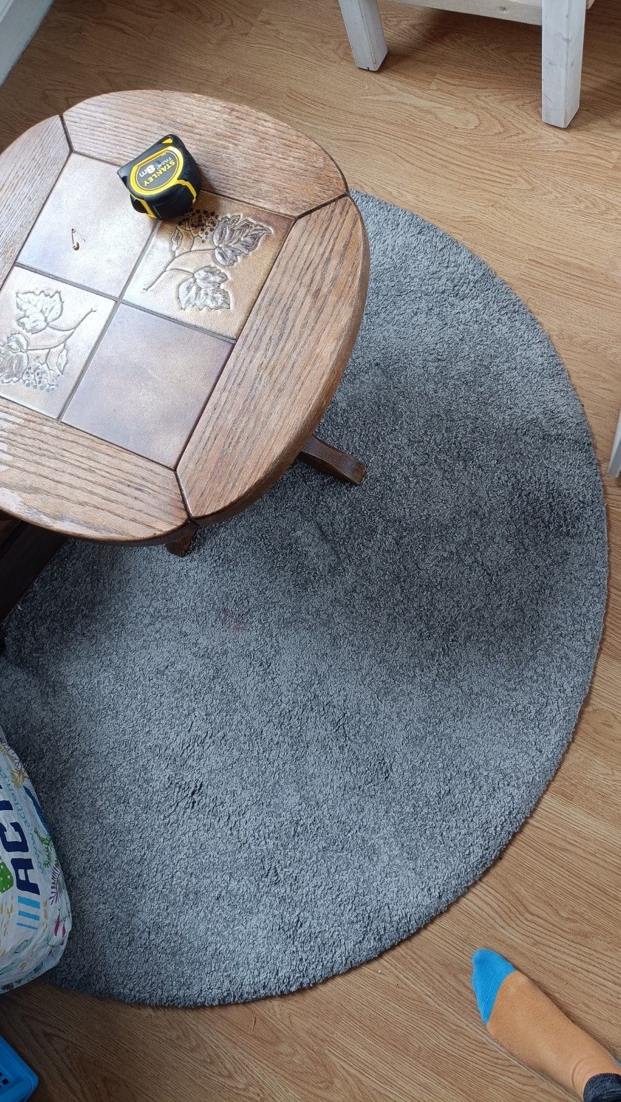 Hoogpolig rond vloerkleed IKEA - Grijs met klein vlekje, Ophalen, Gebruikt, Rond, Grijs