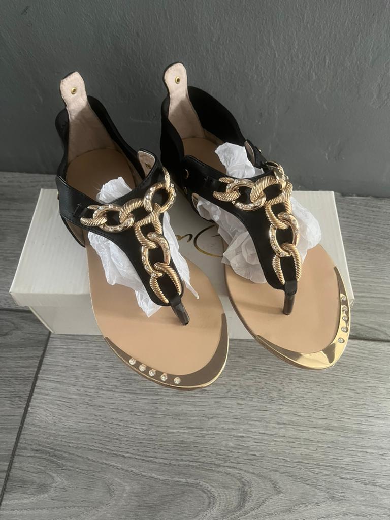 Juliet sandalen met gouden ketting - Maat 38, Kleding | Dames, Schoenen, Ophalen of Verzenden, Zo goed als nieuw, Zwart, Sandalen of Muiltjes