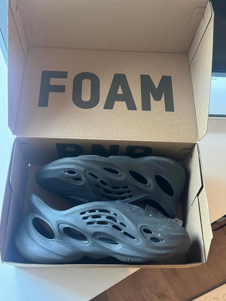 Yeezy Foam Runner - Ultiem Comfort voor de Zomer, Kleding | Heren, Schoenen, Ophalen of Verzenden, Zo goed als nieuw, Zwart, Slippers