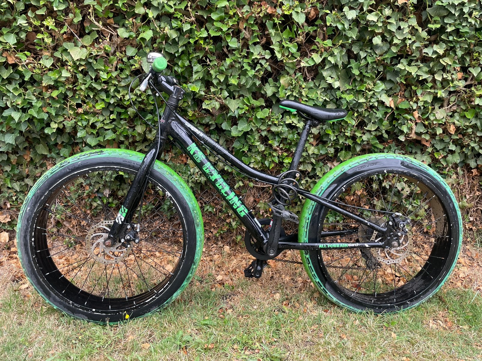 Jongensfiets met hele brede banden, Fietsen en Brommers, Fietsen | Mountainbikes en ATB, Minder dan 45 cm, Ophalen, Zo goed als nieuw