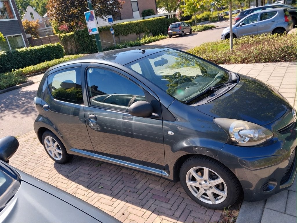 Toyota Aygo 1.0 12V Vvt-i 5DRS 2013 Grijs, Voorwielaandrijving, Dealer onderhouden, 4 stoelen, Origineel Nederlands