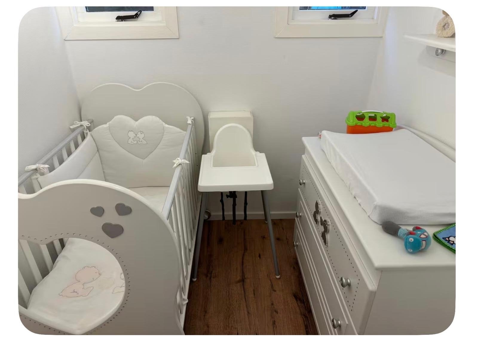 SWAROVSKI Babykamer Set: Ledikant, Commode  & Plankje, Kinderen en Baby's, Kinderkamer | Complete kinderkamers, Ophalen, Zo goed als nieuw