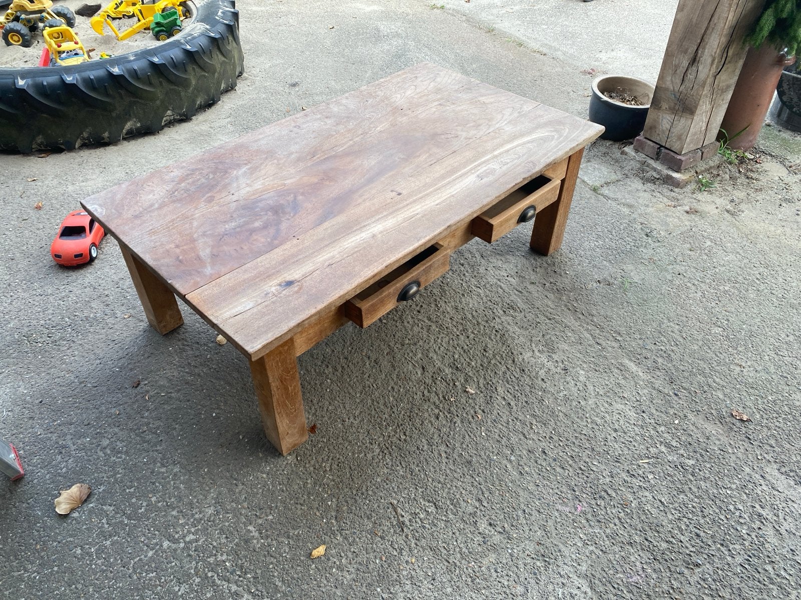 Robuuste houten salontafel met lades, Huis en Inrichting, Tafels | Salontafels, Ophalen, Gebruikt, 100 tot 150 cm, 50 tot 100 cm