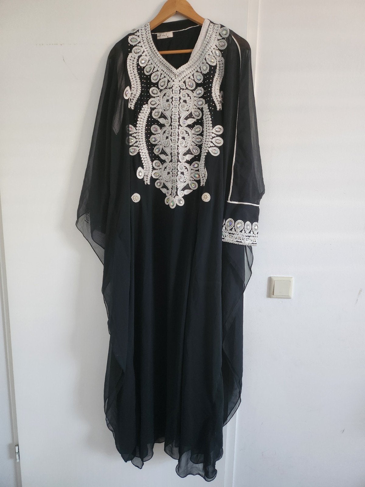Zwarte Kaftan met Witte Borduurdetails, Zwart, Maat 42/44 (L), Ophalen of Verzenden, Onder de knie