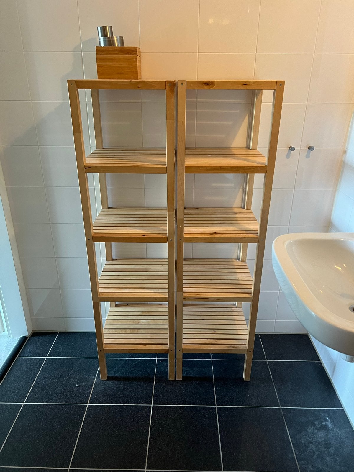 Twee houten badkamerrekken / opbergrekken, Ophalen, Gebruikt