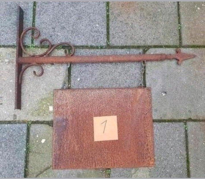 Smeedijzer gietijzer uithangbord. Nr.1., Ophalen of Verzenden