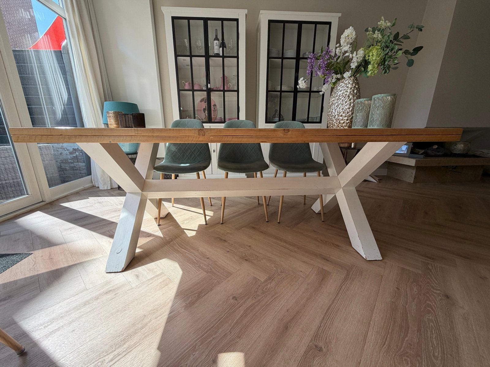 Robuuste houten eettafel met wit X-onderstel, Ophalen, Gebruikt, 50 tot 100 cm, Vijf personen of meer