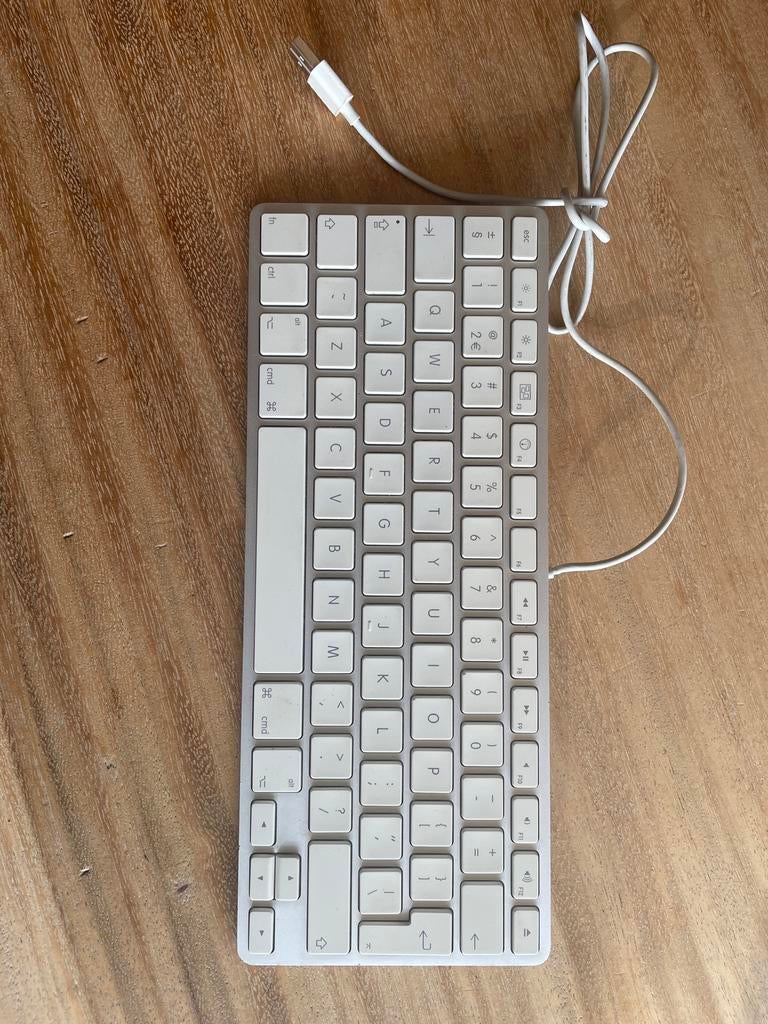 Apple USB Toetsenbord - Qwerty - Bedraad, Computers en Software, Toetsenborden, Ophalen of Verzenden, Qwerty, Zo goed als nieuw
