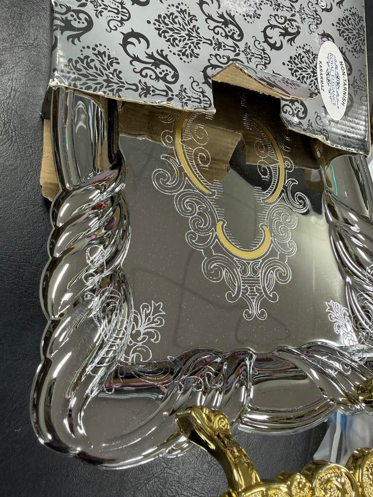 Decoratieve zilverkleurige dienblad met gouden accenten, Ophalen of Verzenden, Nieuw, Rechthoekig, Metaal