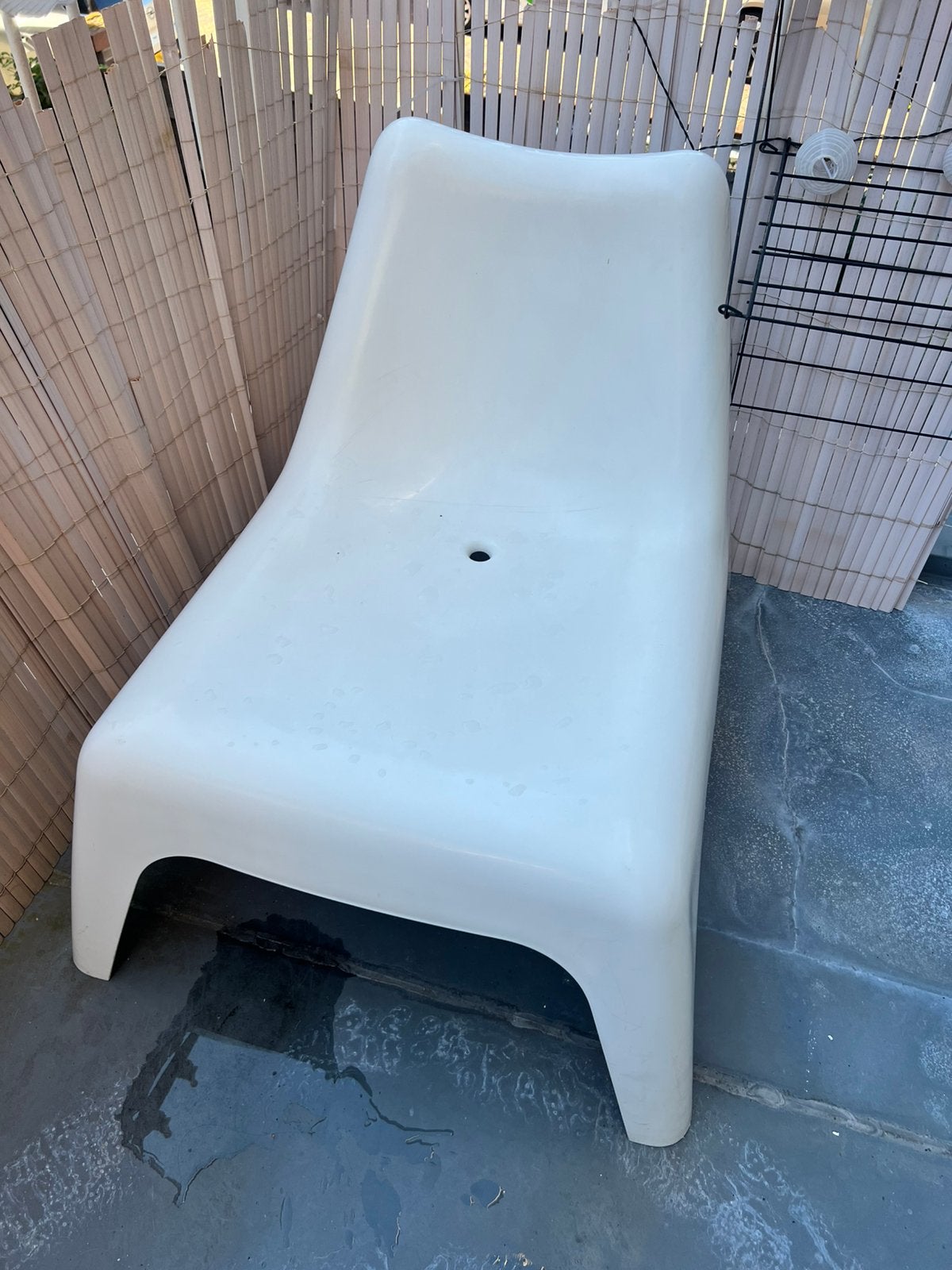 White plastic comfortable chair, Ophalen, Zo goed als nieuw