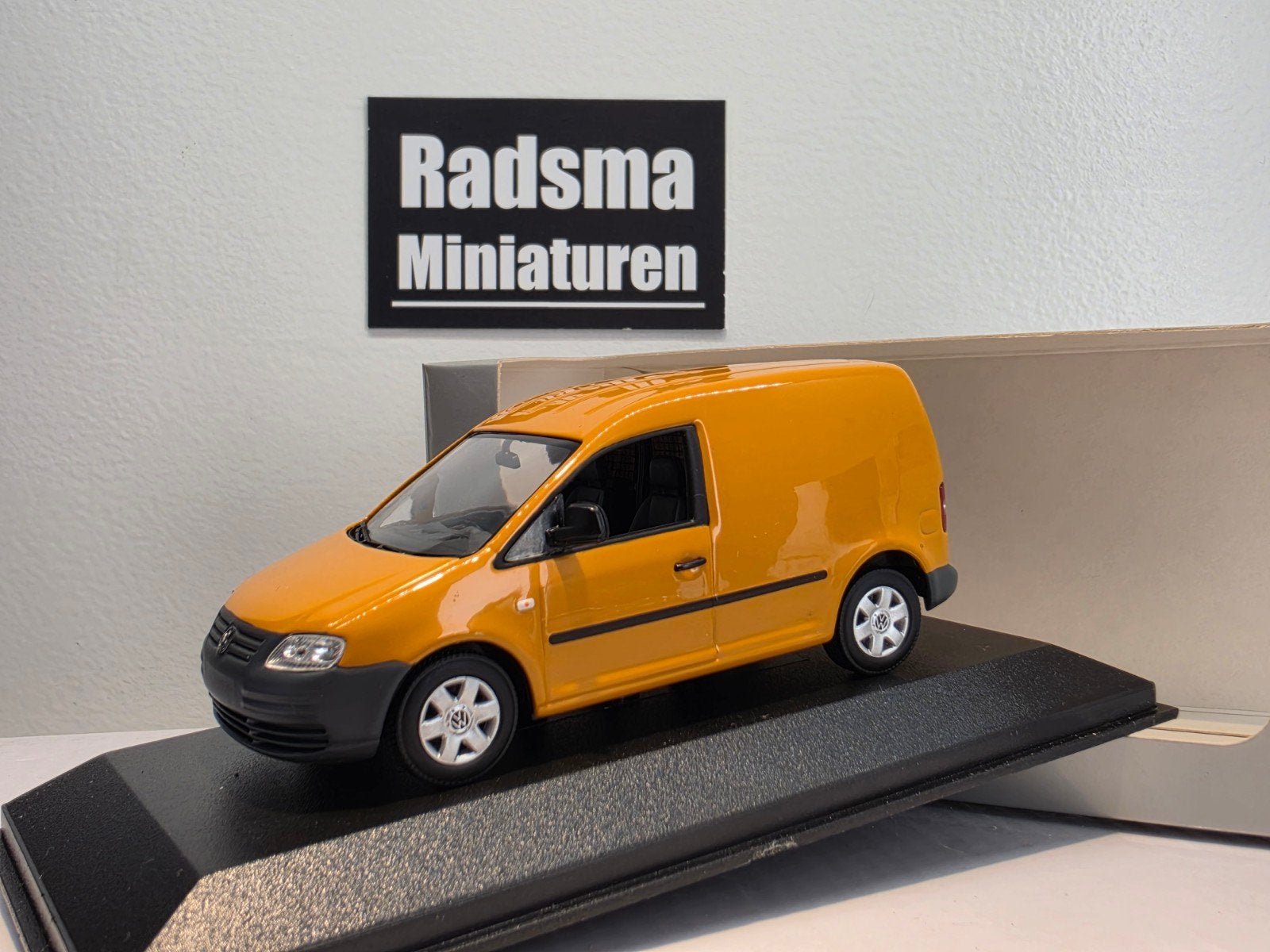 Volkswagen Caddy 1.9TDI - Oranje - 1:43 Minichamps, Hobby en Vrije tijd, Auto, Ophalen of Verzenden, Zo goed als nieuw, MiniChamps