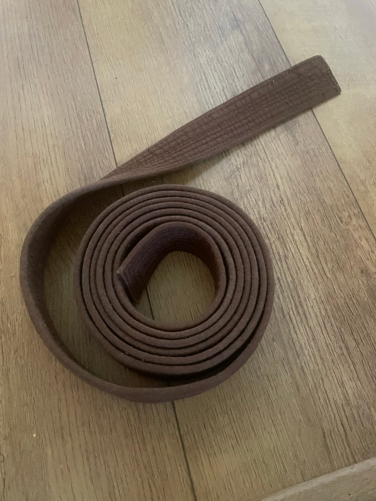 Matsuru bruine vechtsportband 280 cm, Ophalen of Verzenden, Gebruikt, Judo, Vechtsportmateriaal