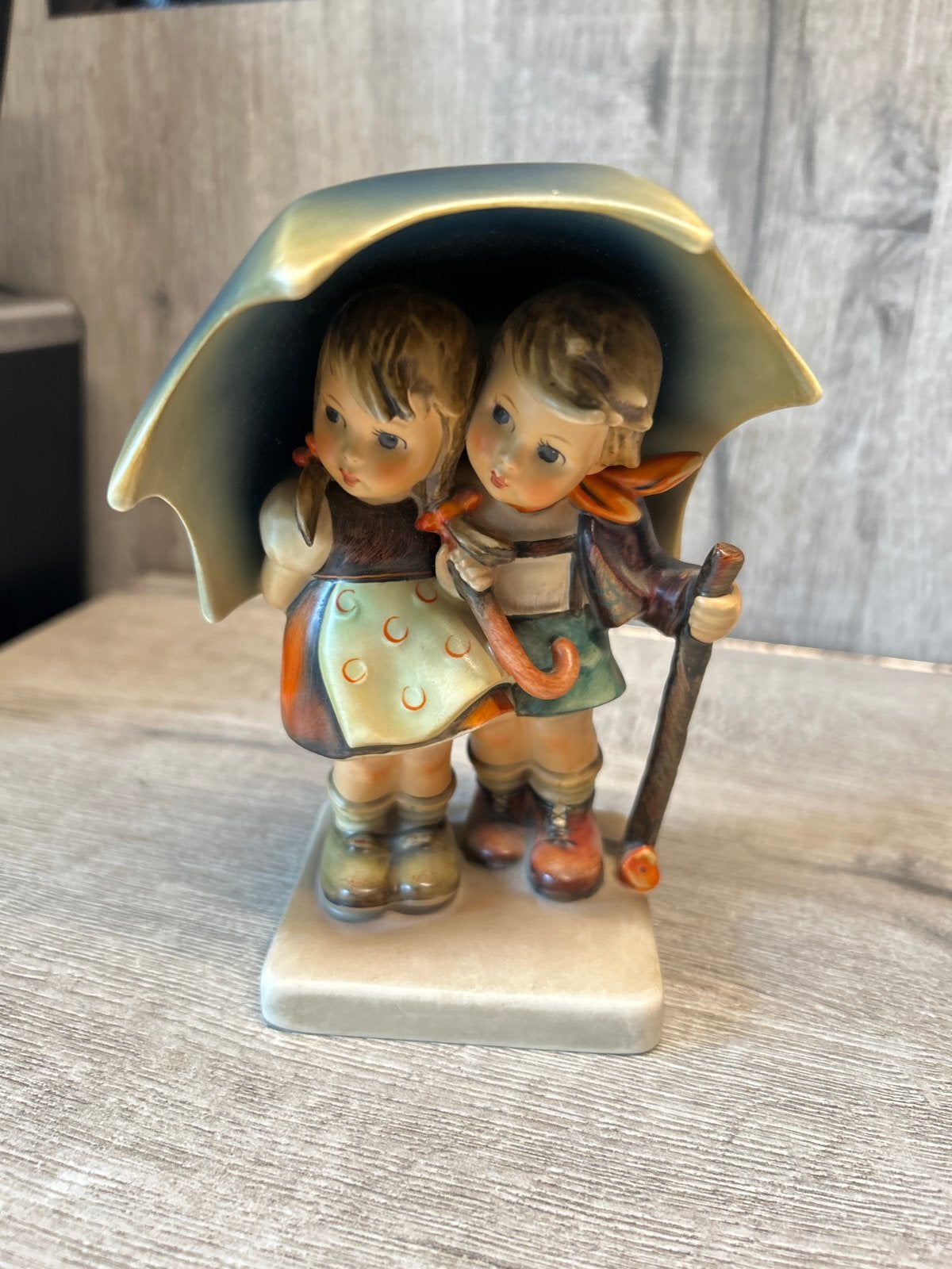 Hummel beeldje 'Little Umbrella Boy and Girl', Ophalen of Verzenden