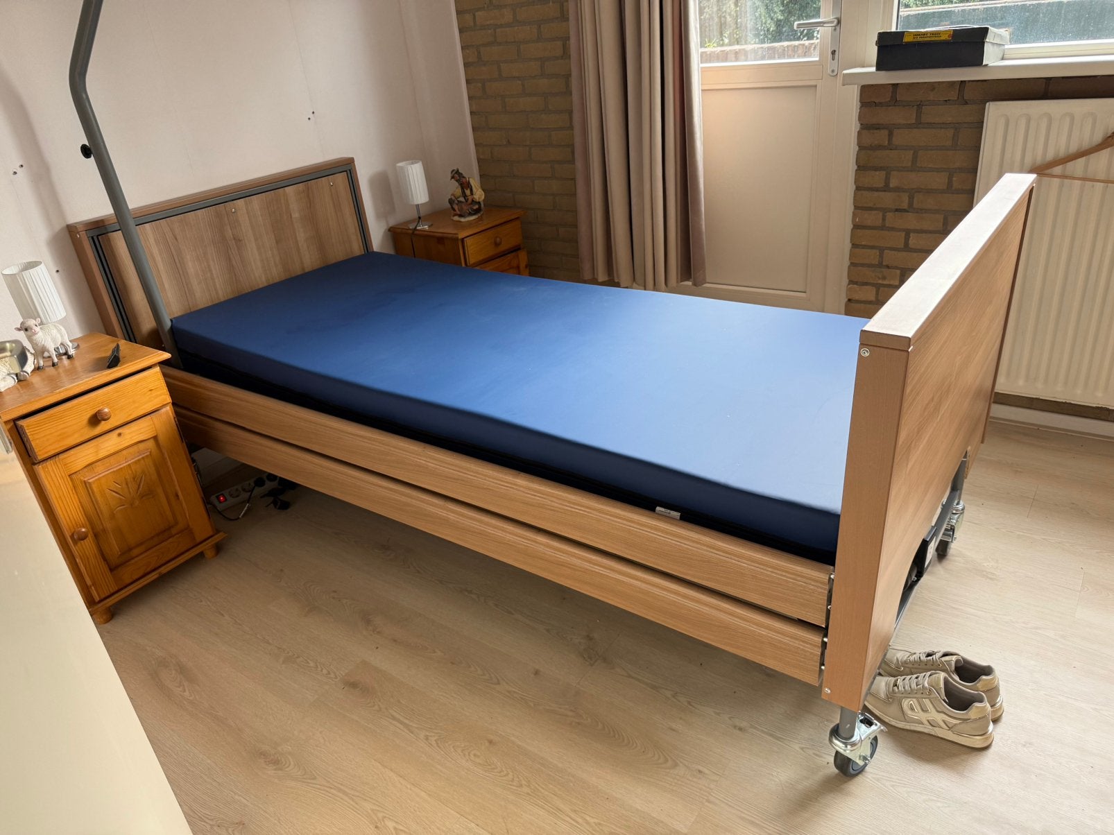 Nieuwe hoog-laag zorgbed inclusief papegaai., Verzenden, Nieuw