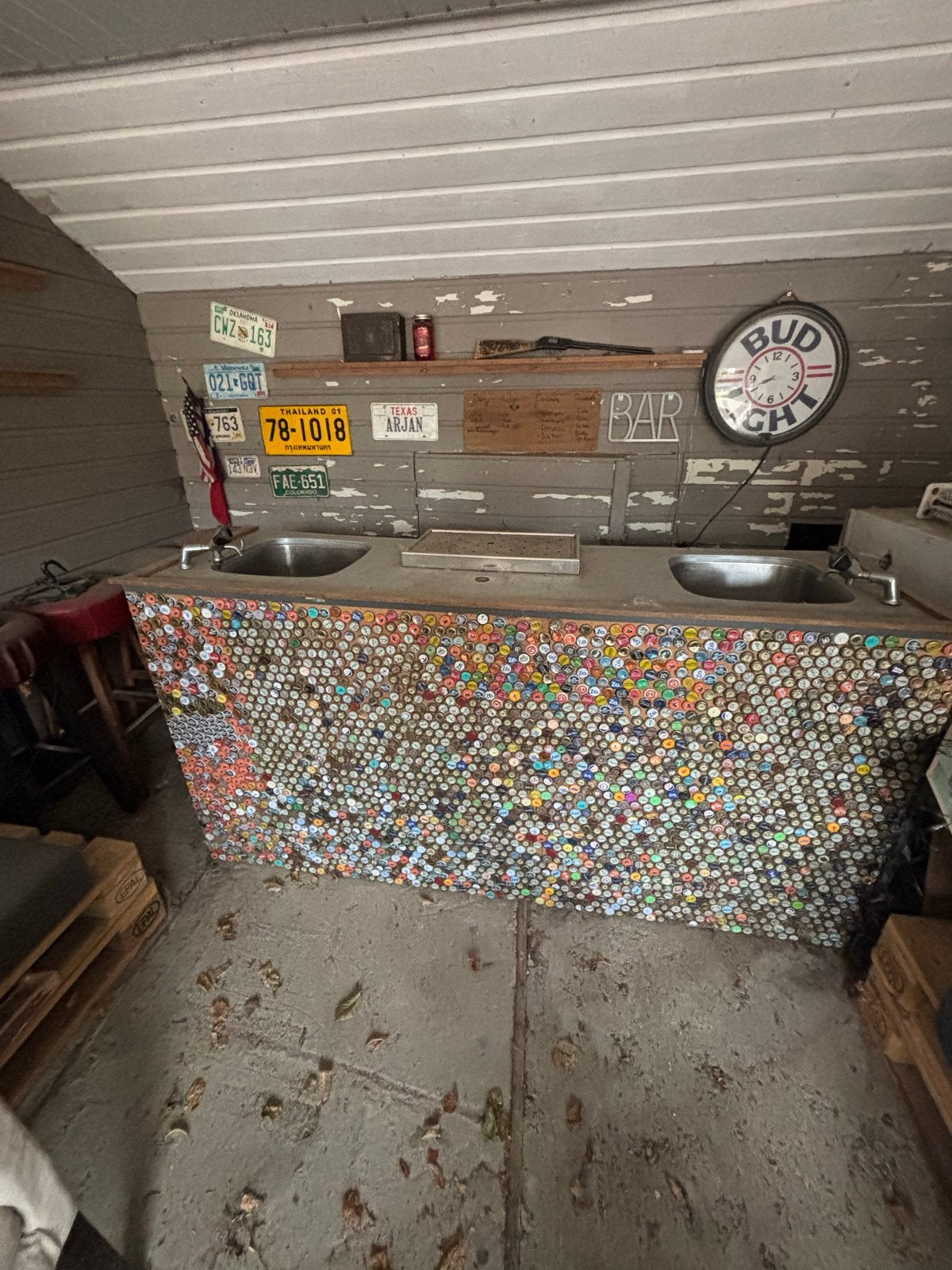 Bar met flesdoppen en dubbele spoelbak, Ophalen, Gebruikt