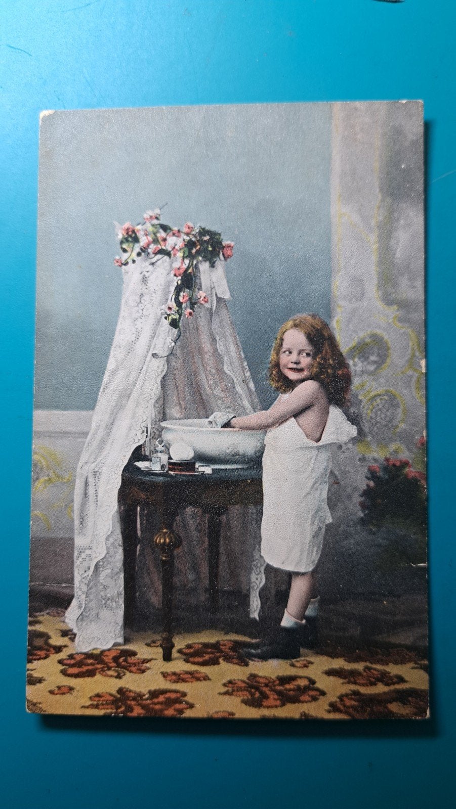 peuter staat bij wasbak, lampetstel , kinderkamer tafel, Verzenden, Voor 1920, Ongelopen, Kinderen