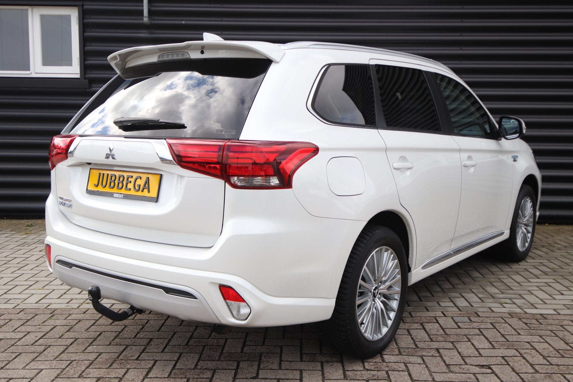 Mitsubishi Outlander 2.4 PHEV Intense Dealer O.H. Trekhaak, Auto's, Automaat, 135 pk, Zwart, 4 cilinders